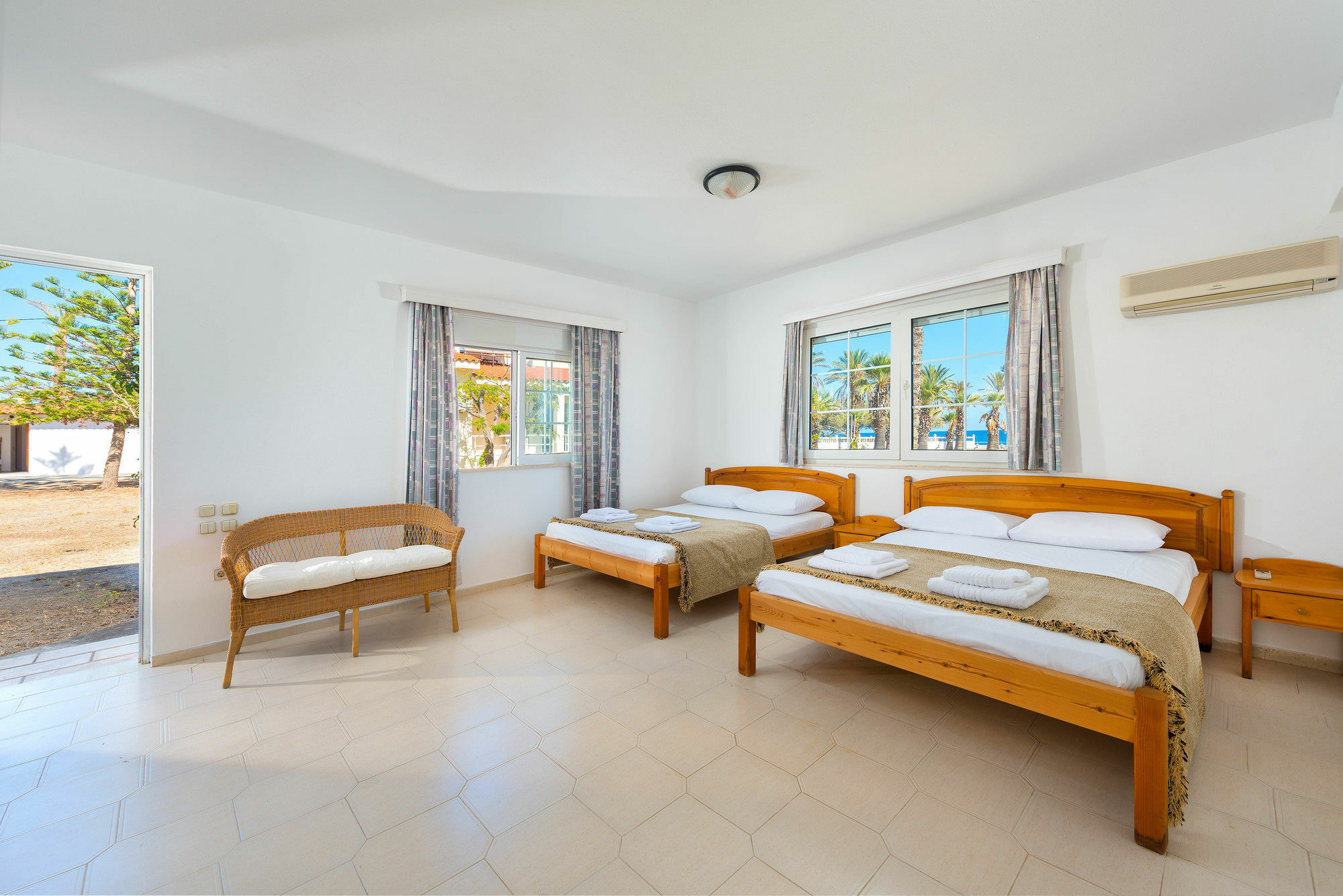 Villa Maria Beachfront Residence คิโอตาริ ภายนอก รูปภาพ